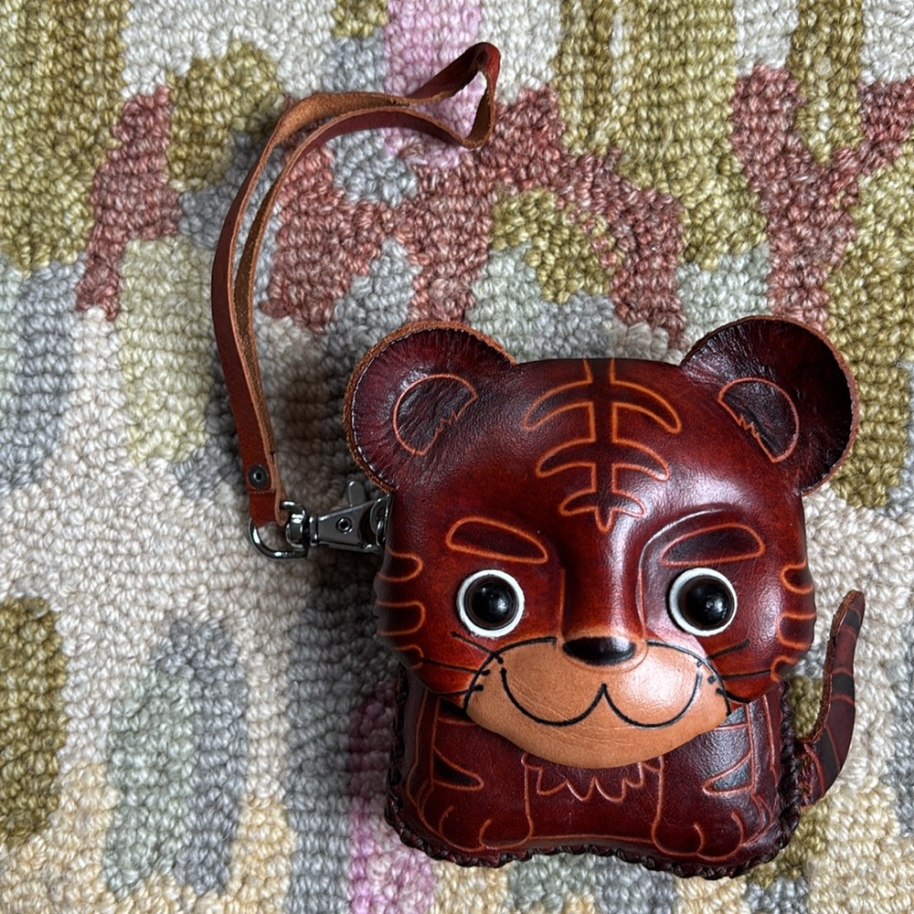 Darling little hand tooled Leather Tiger small purse/bag/zip pouch - Picture 3 of 12
